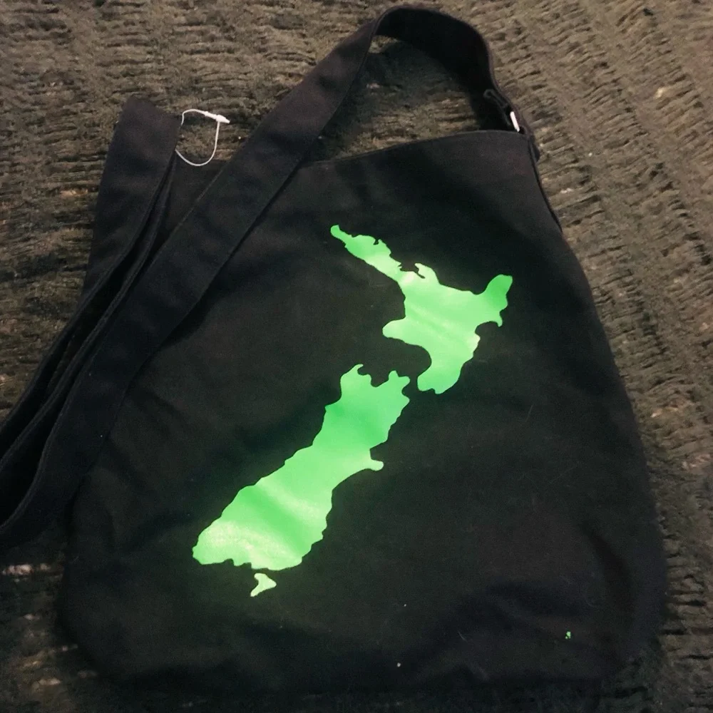 New Zealand lap top shoulder tote